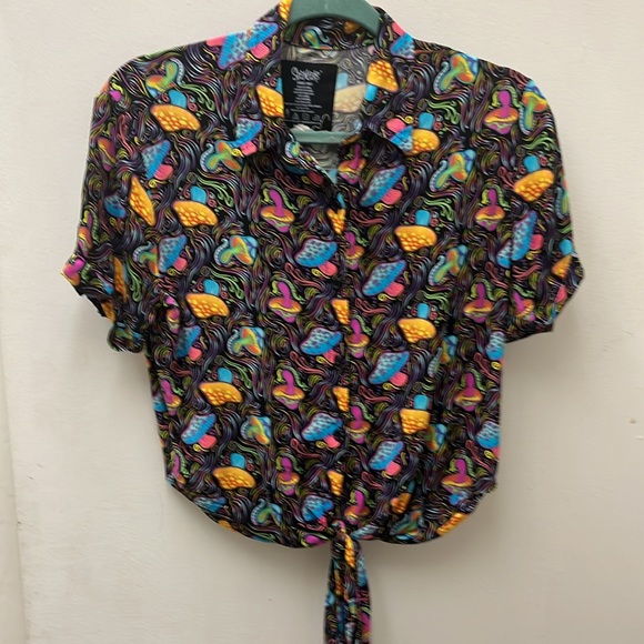 SPENCER'S  TRIPPY MUSHROOMS MULTICOLOR BLOUSE / TIE BOTTOM SIZE MEDIUM - Picture 2 of 12